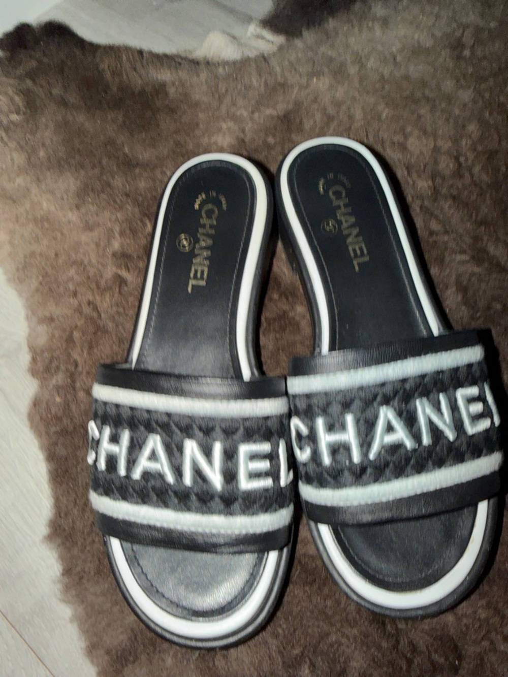 Authentic! CHANEL Black and White Quilted Logo Slide Mules Sandals  size 39.5 - Picture 3 of 13